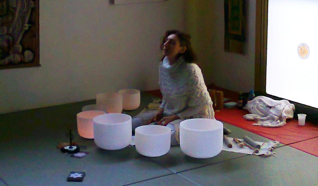 Gennaio 2013 - Momenti dell' Incontro di Yoga e Trasmissione del suono del Cristallo - con Sonia e Nadia al Centro Dharmadhatu di Milano